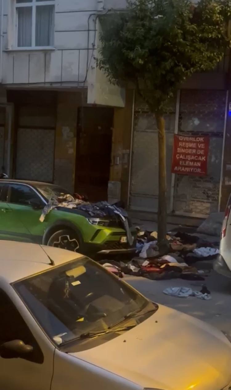 Cep Telefonunu Bulamayınca Sinir Krizi Geçirdi, Eşyaları Sokağa Attı İstanbul’un