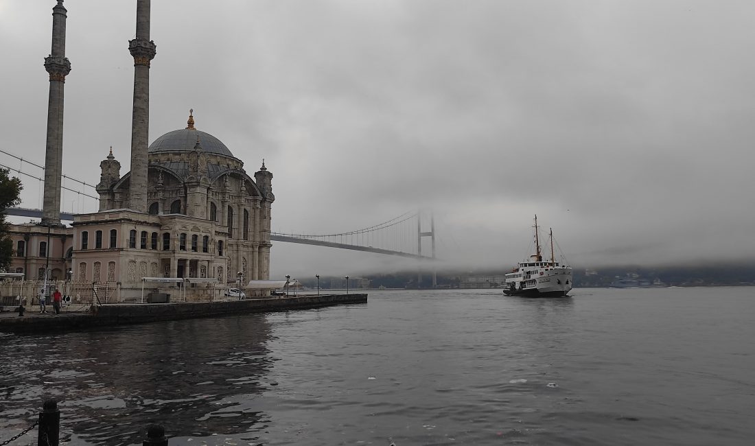 İstanbul Boğazı ve çevresinde etkili olan sis, sabah saatlerinden itibaren