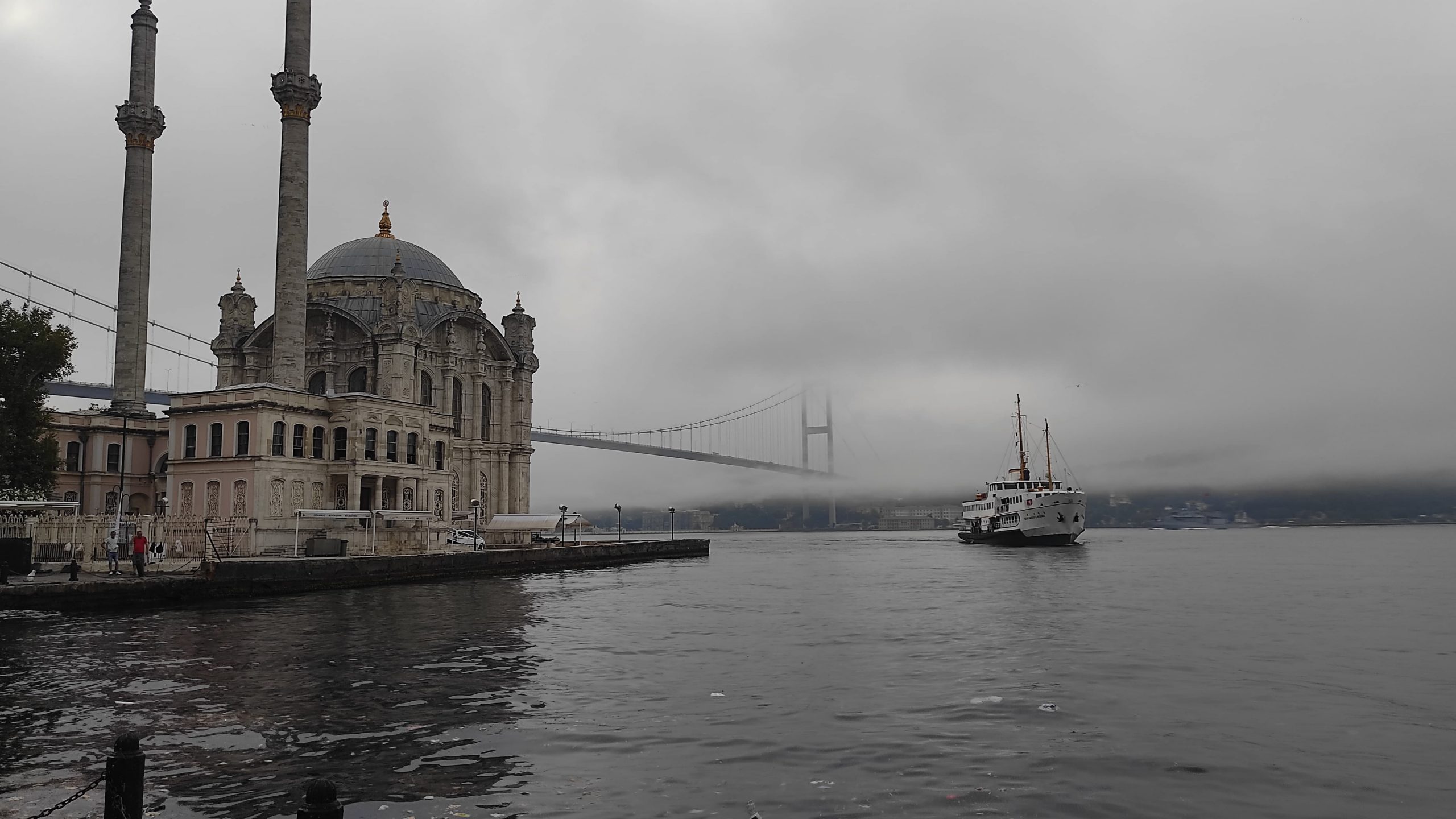 İstanbul Boğazı ve çevresinde etkili olan sis, sabah saatlerinden itibaren
