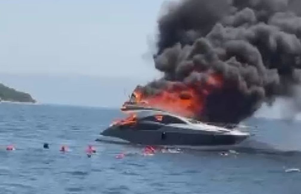 İstanbul’da Kınalıada açıklarında seyir halindeki bir teknede yangın çıktı. İçinde