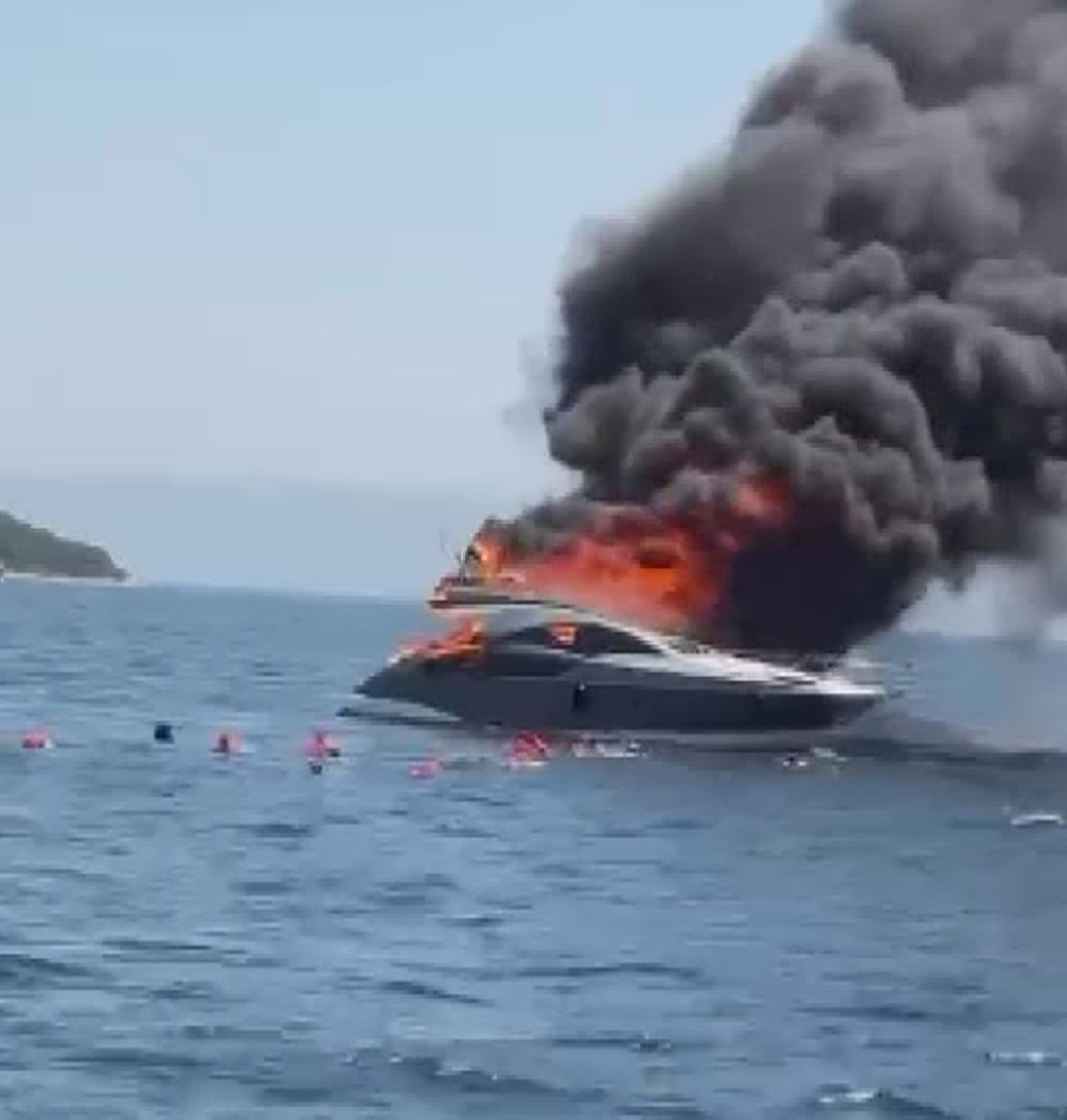 İstanbul’da Kınalıada açıklarında seyir halindeki bir teknede yangın çıktı. İçinde
