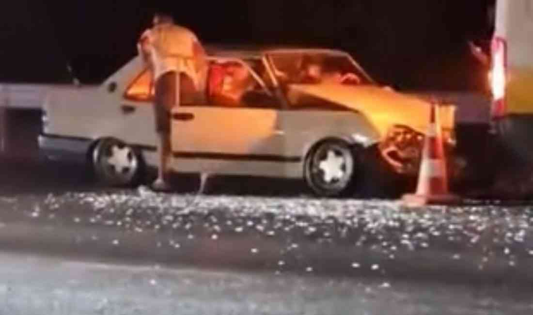 Küçükçekmece’de, Atakent Mahallesi’nde seyir halindeki bir otomobil, arızalanan İETT otobüsüne