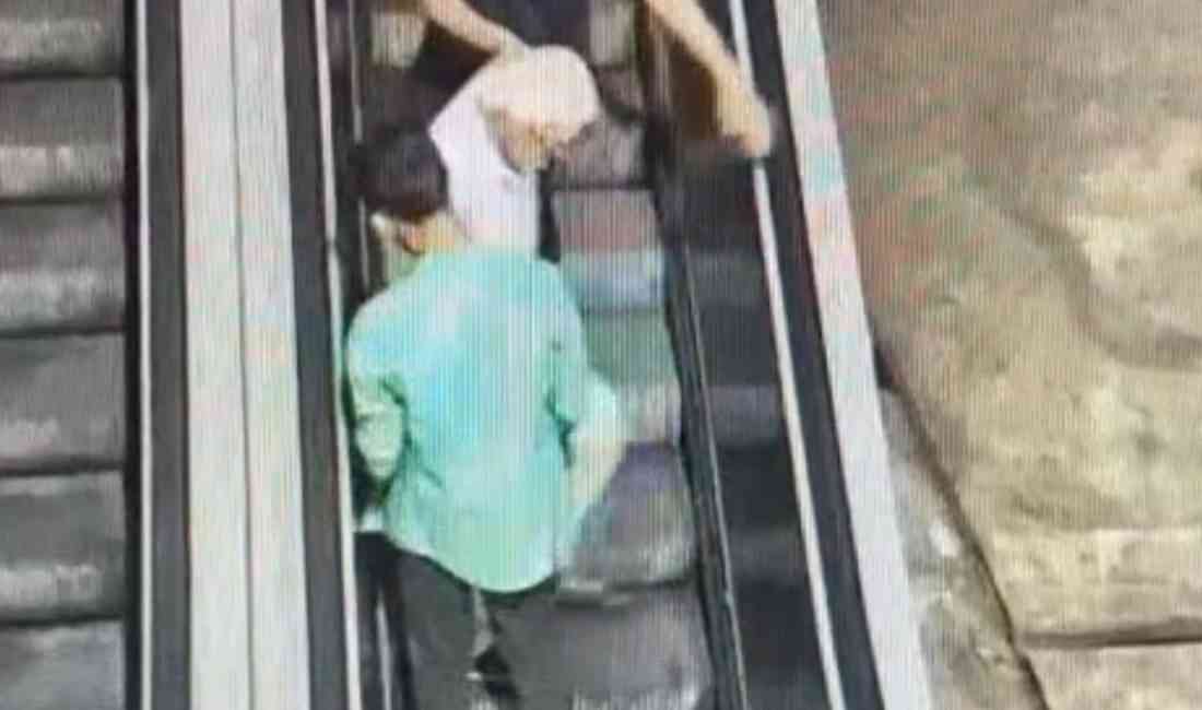 Taksim’de 67 yaşındaki M.Y., yürüyen merdivenlerde 2 kişi tarafından gasp