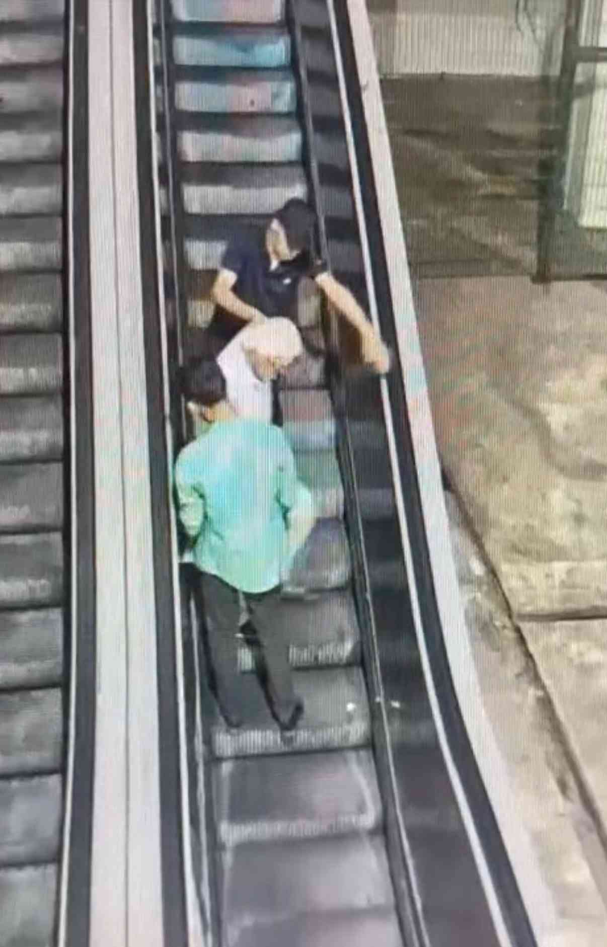 Taksim’de 67 yaşındaki M.Y., yürüyen merdivenlerde 2 kişi tarafından gasp