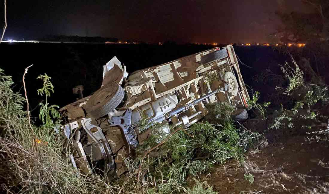 Otomobil Demir Yığınına Döndü, Kamyonet Şarampole Devrildi Adana’nın Ceyhan ilçesinde