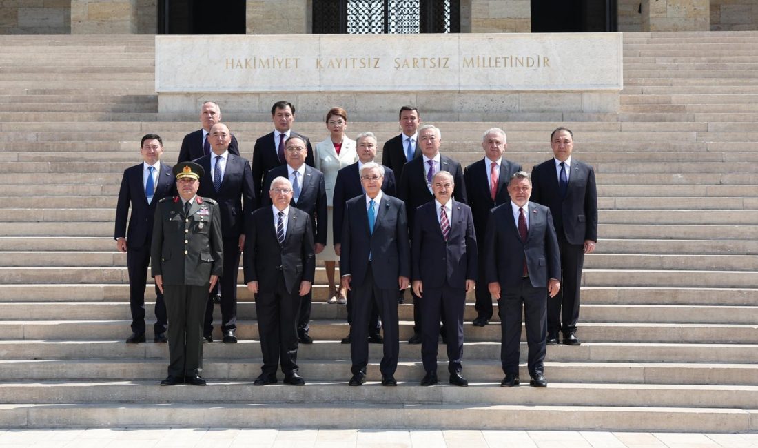 Kazakistan Cumhurbaşkanı Tokayev, Anıtkabir’i Ziyaret Etti Kazakistan Cumhurbaşkanı Tokayev, Türkiye’de Resmi Ziyaret GerçekleştirdiKazakistan Cumhurbaşkanı Kasım Cömert