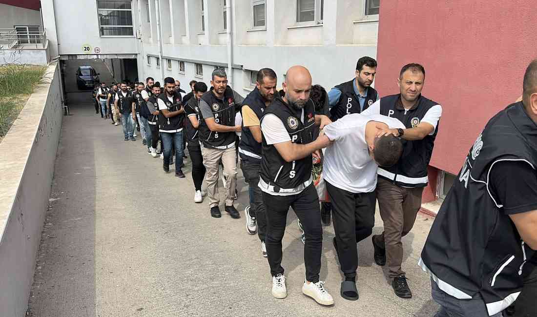 Adana’da İl Emniyet Müdürlüğü Narkotik Suçlarla Mücadele Şubesi ekipleri, ‘torbacı’