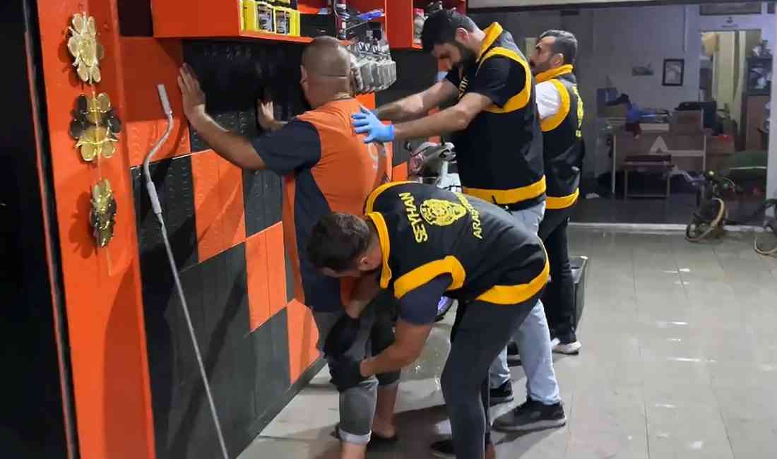 Polisten Oto Galeriye BaskınAdana’nın Seyhan ilçesinde bir oto galeride uyuşturucu