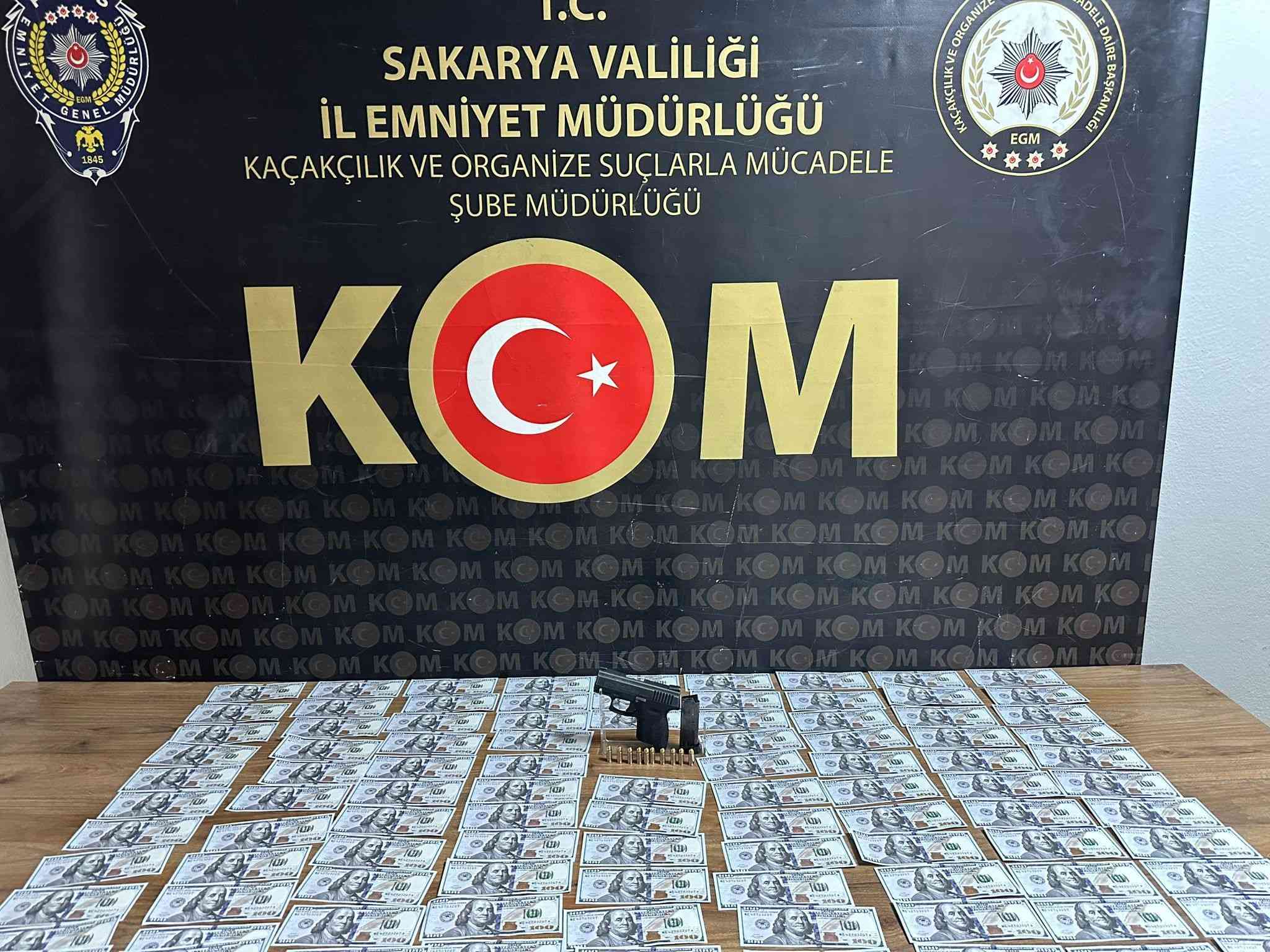 Sakarya’da sahte para ve ruhsatsız silah taşıyan iki şüpheli, polis