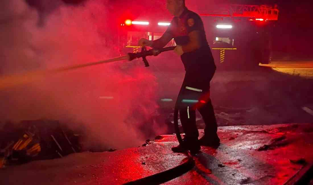 Şırnak’ın İdil ilçesinde, fayans yüklü bir TIR’ın ormanlık alana yuvarlanarak