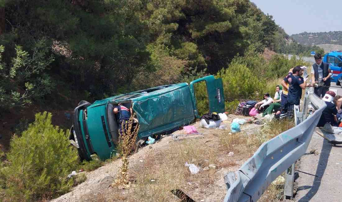 Sivas’ın Koyulhisar ilçesinde, minibüsün devrilmesi sonucu 13 kişi yaralandı. D-100