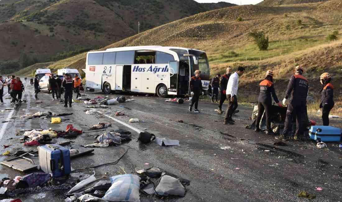 Direksiyon Hâkimiyetini Kaybeden Şoför Kazaya Neden OlduSivas’ın İmranlı ilçesi Kızıldağ