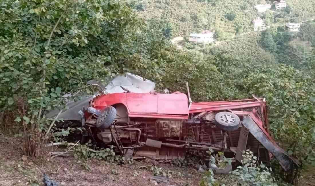 Giresun’un Tirebolu ilçesinde fındık bahçesine işçi taşıyan bir kamyonetin şarampole