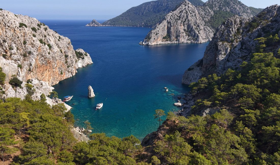 Antalya’nın Kemer ilçesine bağlı Çıralı turizm bölgesinde, üç tarafı dağlarla