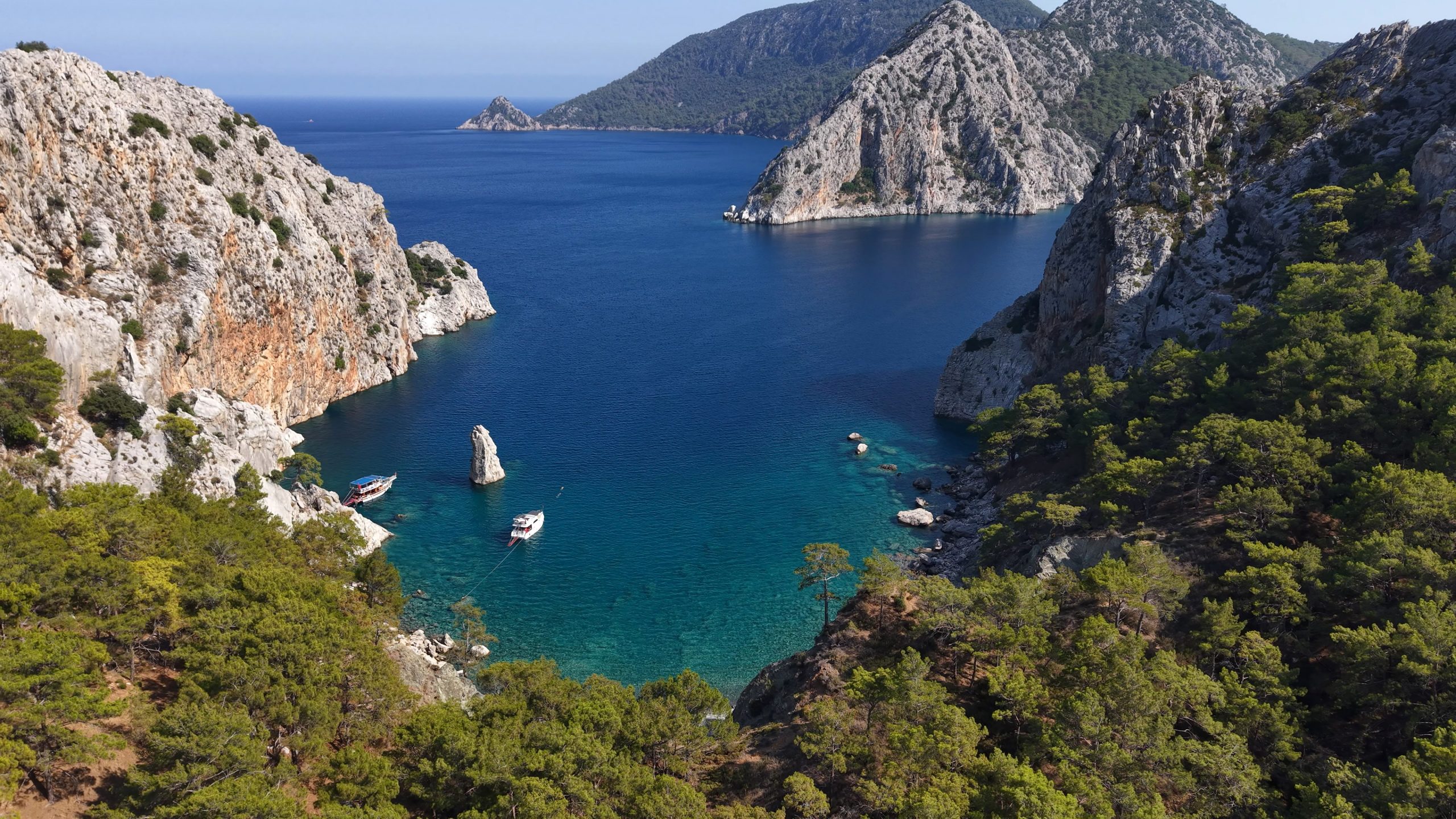 Antalya’nın Kemer ilçesine bağlı Çıralı turizm bölgesinde, üç tarafı dağlarla