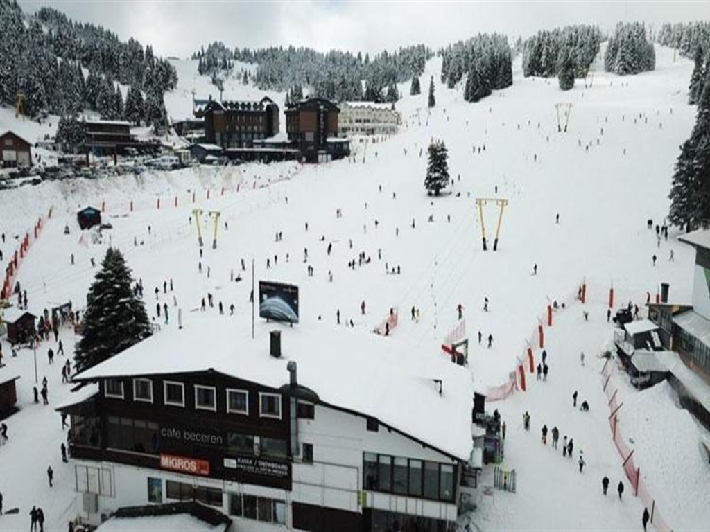 Bursa’nın Uludağ bölgesinde, kayak severler tarafından “beyaz cennet” olarak bilinen