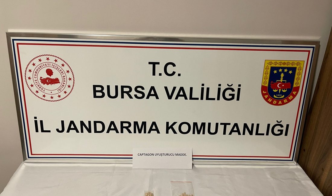 Bursa İnegöl’de Uyuşturucu Satıcısı JASAT Takibiyle Yakalandı Bursa’nın İnegöl ilçesinde, yol kenarında uyuşturucu madde sattığı belirlenen Suriye