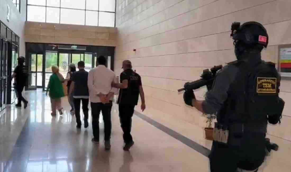 Afyonkarahisar Emniyet Müdürlüğü ekipleri, FETÖ/PDY yapılanmasına yönelik yürüttüğü operasyon kapsamında