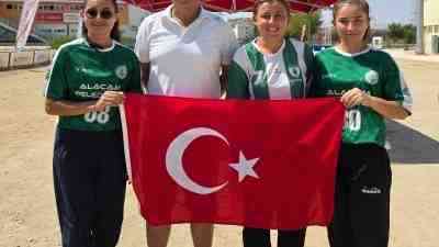 Samsun’un Alaçamspor Bocce Takımı sporcuları Merve Deniz, Yağmur Tosun ve