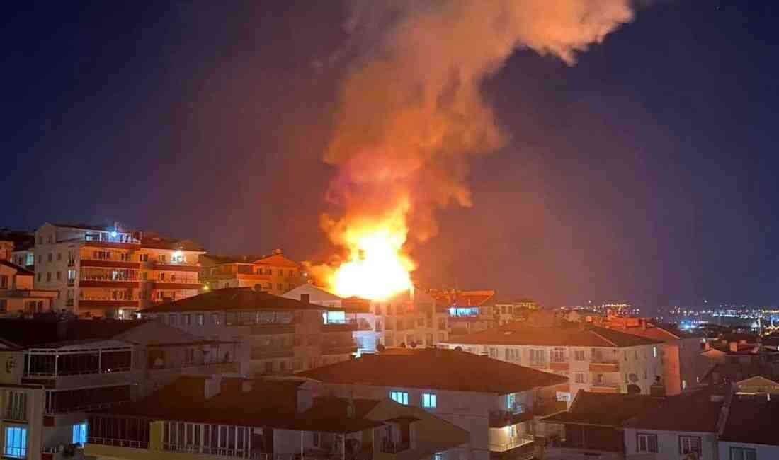 Çatı Yangını Mahalleliyi Harekete GeçirdiAnkara’nın Etimesgut ilçesi Alsancak Mahallesi’nde bulunan