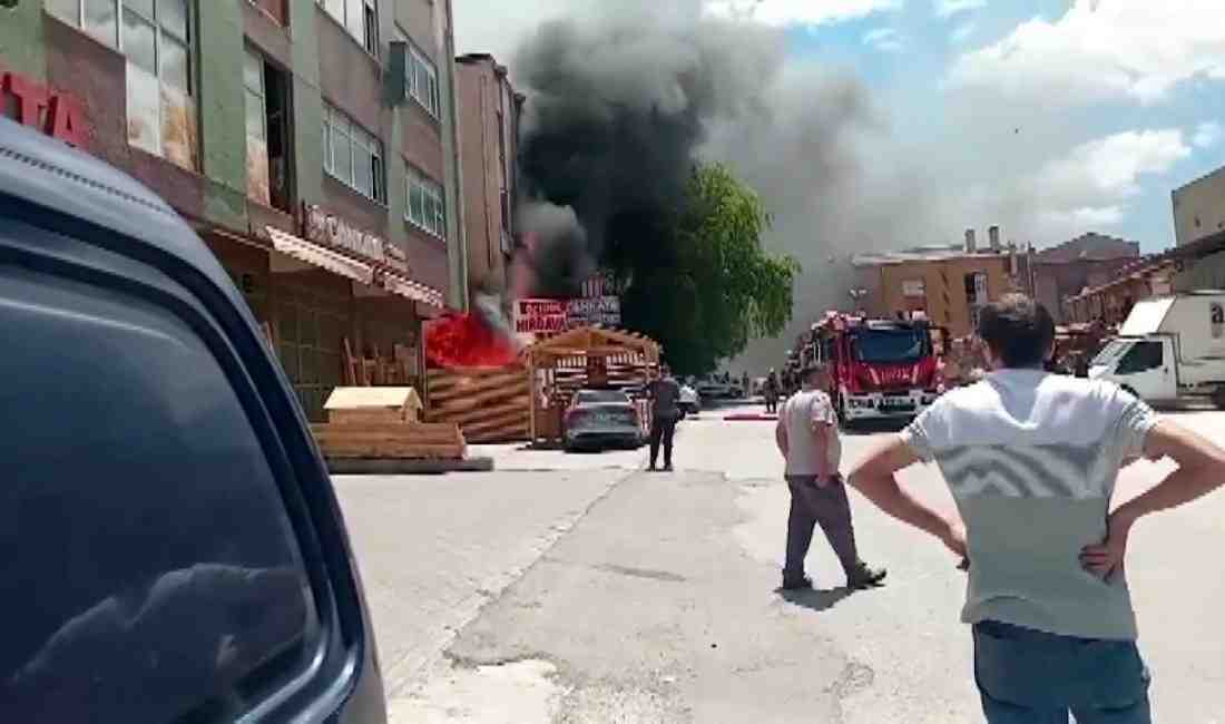 Mobilya ve dekorasyon atölyelerinin bulunduğu bölgede çıkan yangın kısa sürede