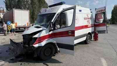 Hasta Taşıyan Ambulans Kavşakta TIR’la ÇarpıştıAnkara’nın Çubuk ilçesinde sabah saatlerinde
