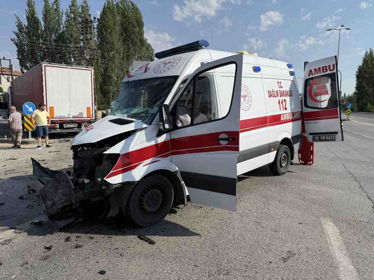 Hasta Taşıyan Ambulans Kavşakta TIR’la ÇarpıştıAnkara’nın Çubuk ilçesinde sabah saatlerinde