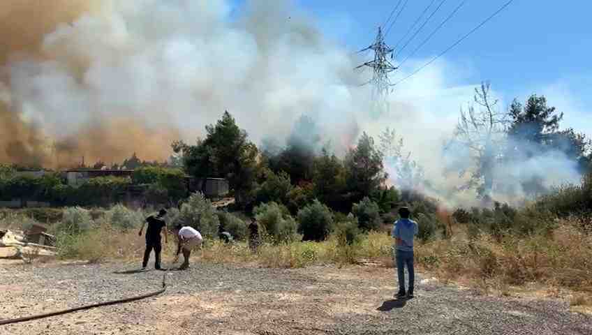 Antalya’nın Aksu ilçesi Çamköy mevkisinde çalılık alanda çıkan yangın, rüzgarın