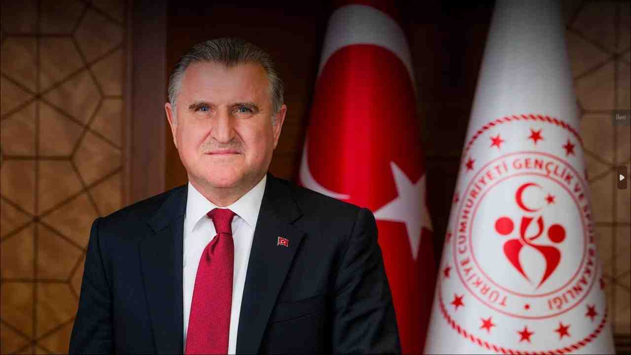 Gençlik ve Spor Bakanı Osman Aşkın Bak, gençlerin Türkiye’yi gezerek