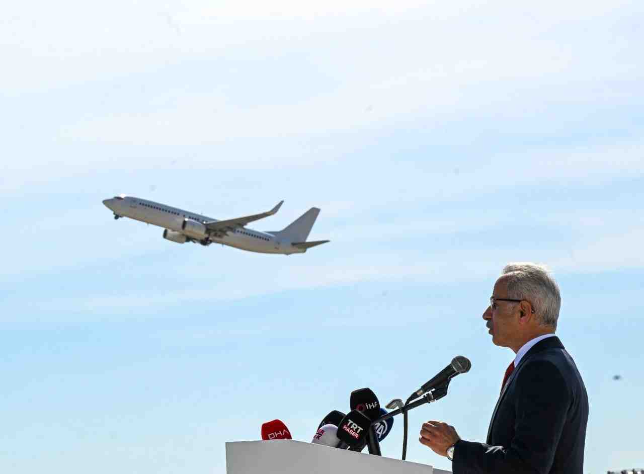 Bakan Uraloğlu duyurdu: 1745 transit, 6110 toplam uçuşla rekor kırıldıUlaştırma