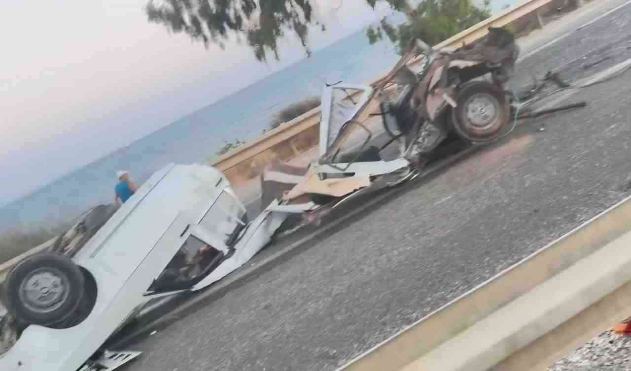 Mersin’in Silifke ilçesinde meydana gelen trafik kazasında çelik bariyere çarpan
