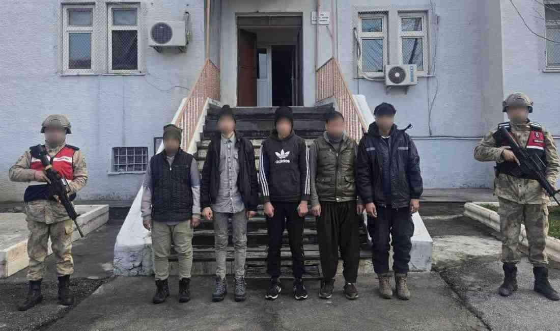 Bitlis’te jandarma ekiplerinin düzenlediği denetimlerde, yasa dışı yollarla yurda giriş