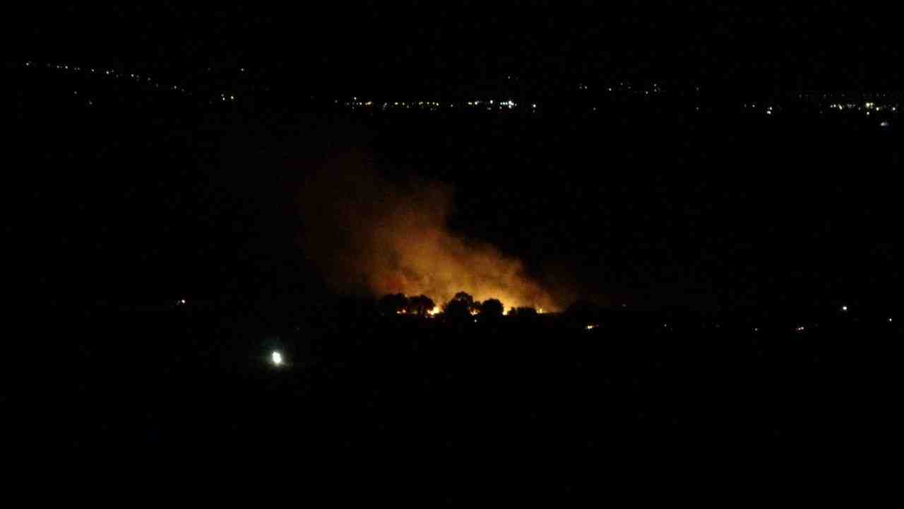 Rüzgarın etkisiyle büyüyen yangına ekipler karadan müdahale etti Çanakkale’nin merkez