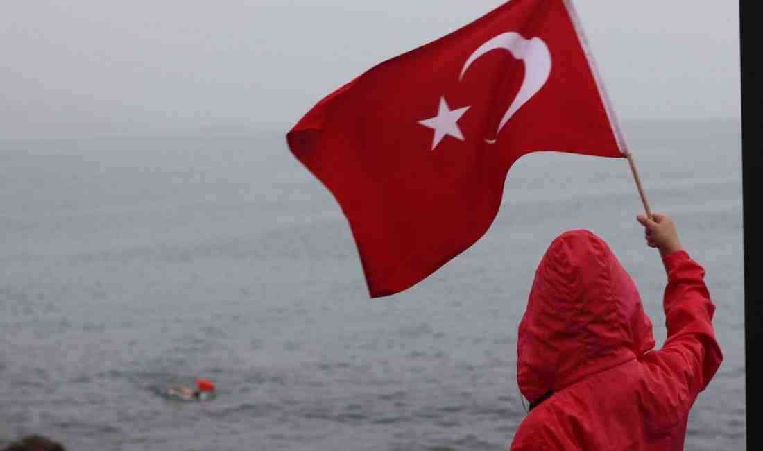 Dalgalı Deniz, Güçlü İrade: 16 Yüzücü 4 Kilometre Kulaç AttıRize’de
