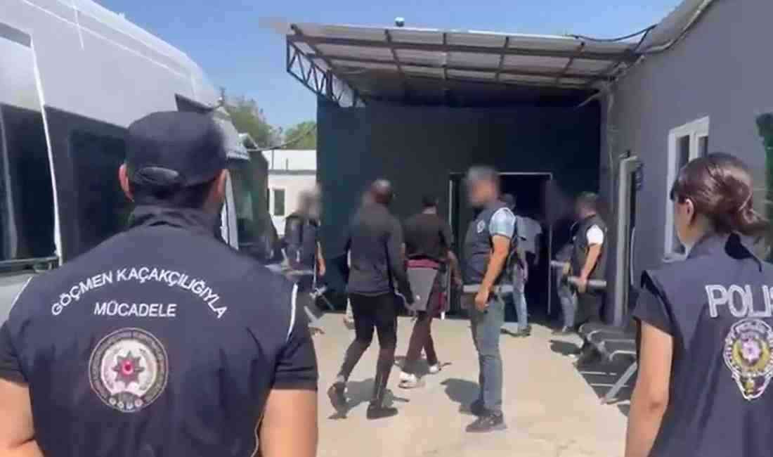 Kaçak Göçmen Taşıyan Minibüse OperasyonDenizli’nin Acıpayam ilçesinde göçmen kaçakçılığına yönelik