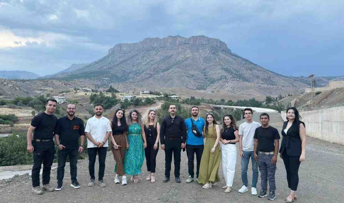 Hakkari’nin Irak sınırındaki Derecik ilçesinde görev yapan öğretmenler, hem mesleklerinin