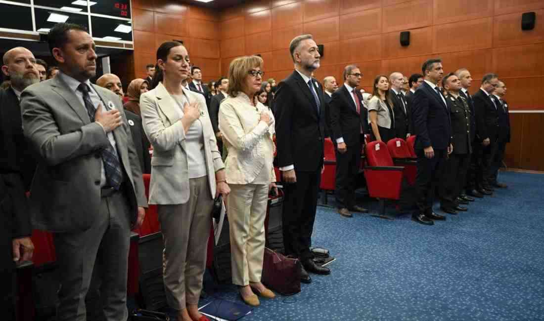 Ankara’da Dışişleri Bakanlığı binasında, 1995 yılında Bosna Hersek’in Srebrenitsa kentinde