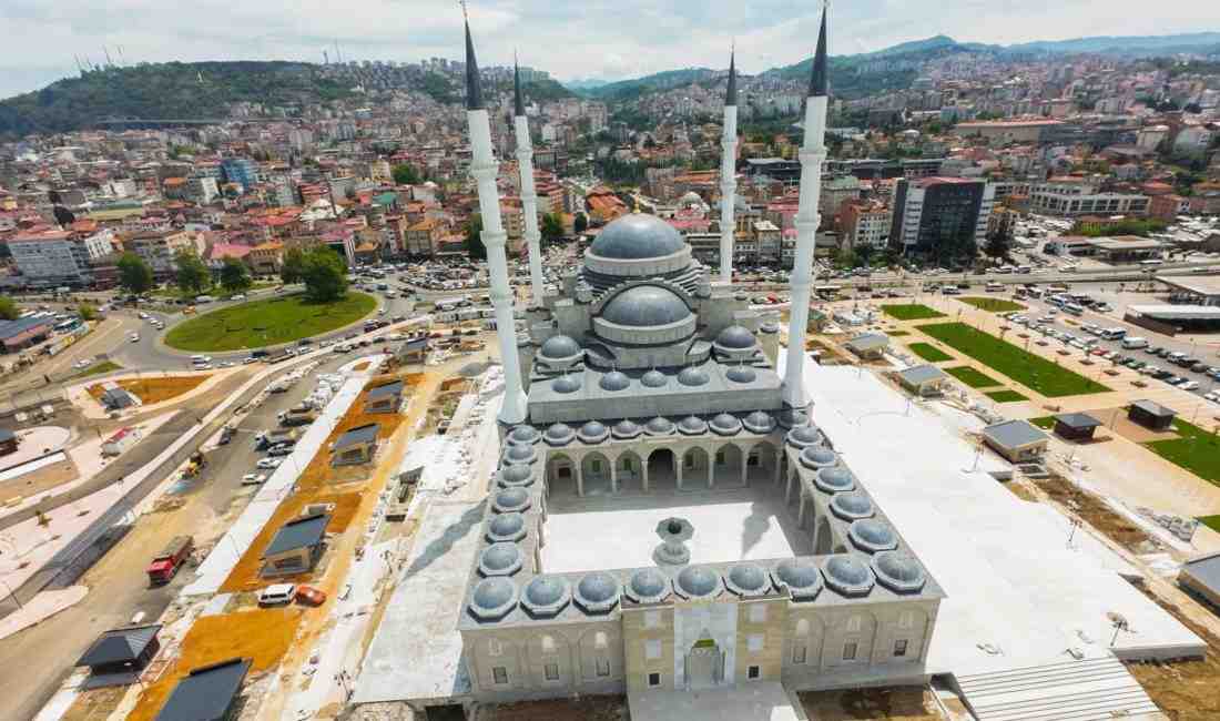 Trabzon’un Ortahisar ilçesi Pazarkapı mevkisinde inşa edilen Hanife Hatun Camii