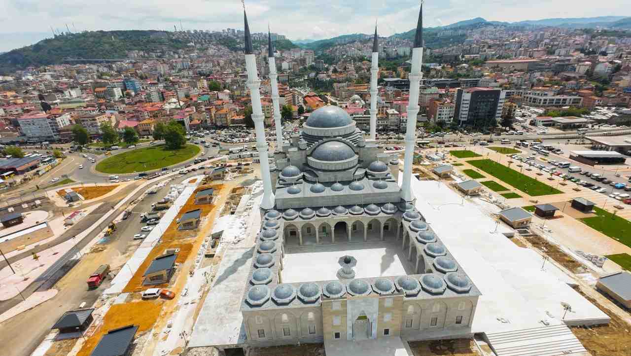 Trabzon’un Ortahisar ilçesi Pazarkapı mevkisinde inşa edilen Hanife Hatun Camii