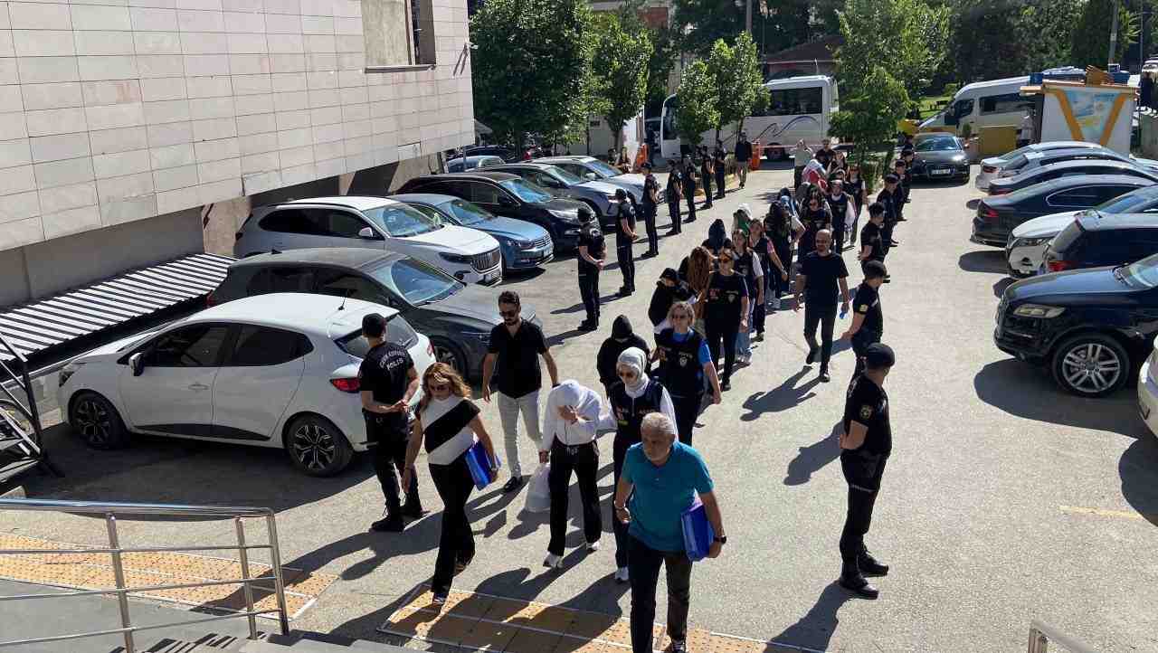 Eskişehir’de masaj salonlarına yönelik düzenlenen operasyonda fuhşa teşvik, aracılık, zorlama