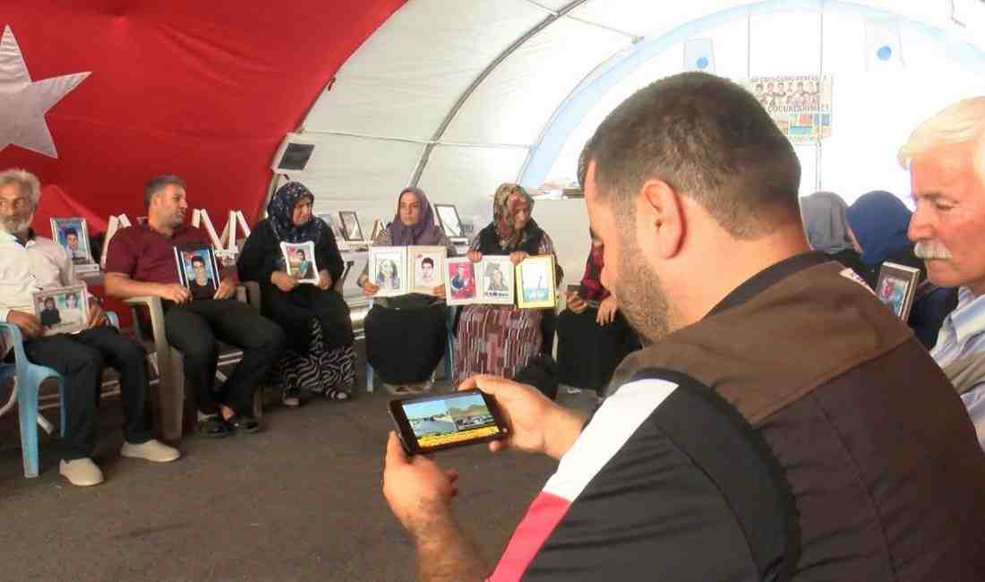 PKK’nın Silah Bırakması Ailelerin Umudunu ArtırdıDiyarbakır’da HDP İl Başkanlığı önünde