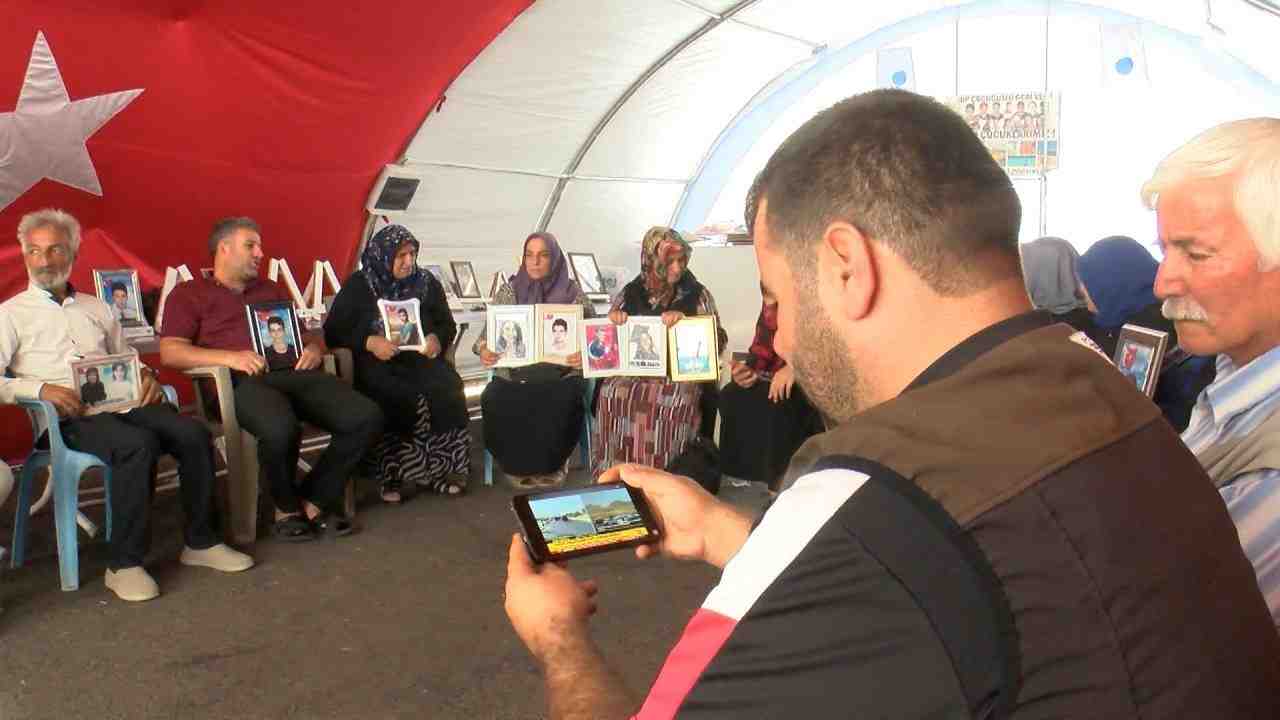 PKK’nın Silah Bırakması Ailelerin Umudunu ArtırdıDiyarbakır’da HDP İl Başkanlığı önünde