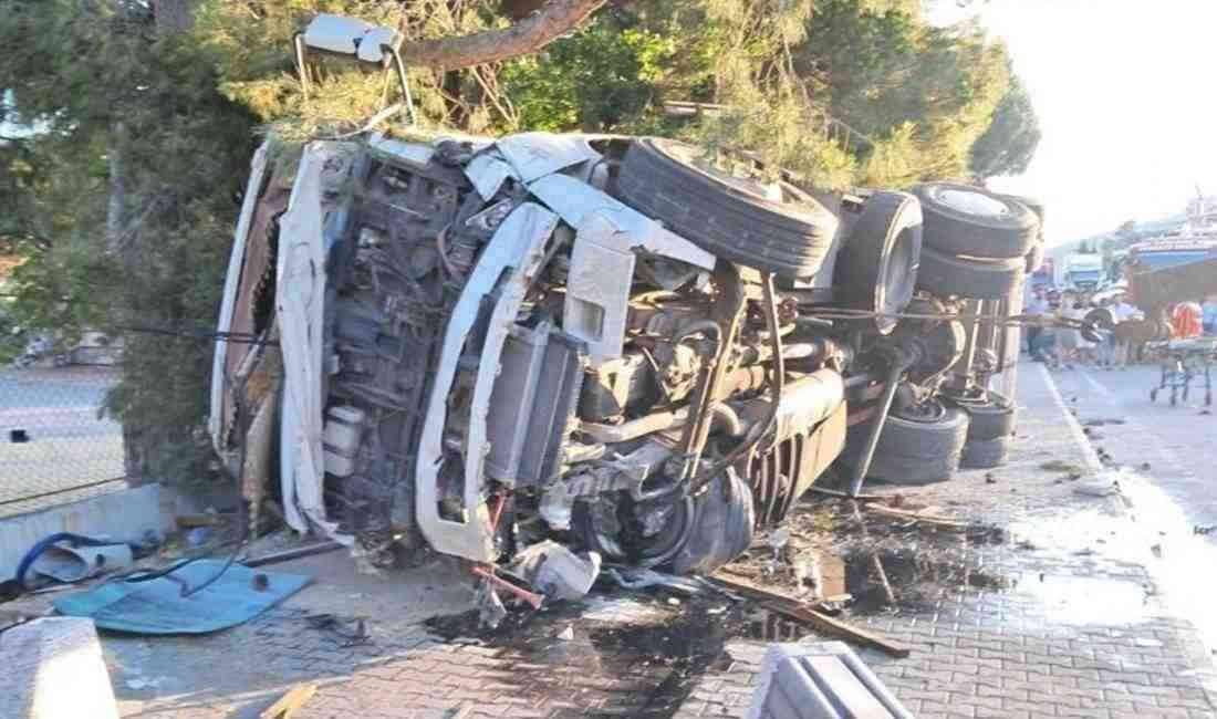 Çanakkale’nin Ayvacık ilçesine bağlı Küçükkuyu Beldesi’nde freni patlayan talaş yüklü