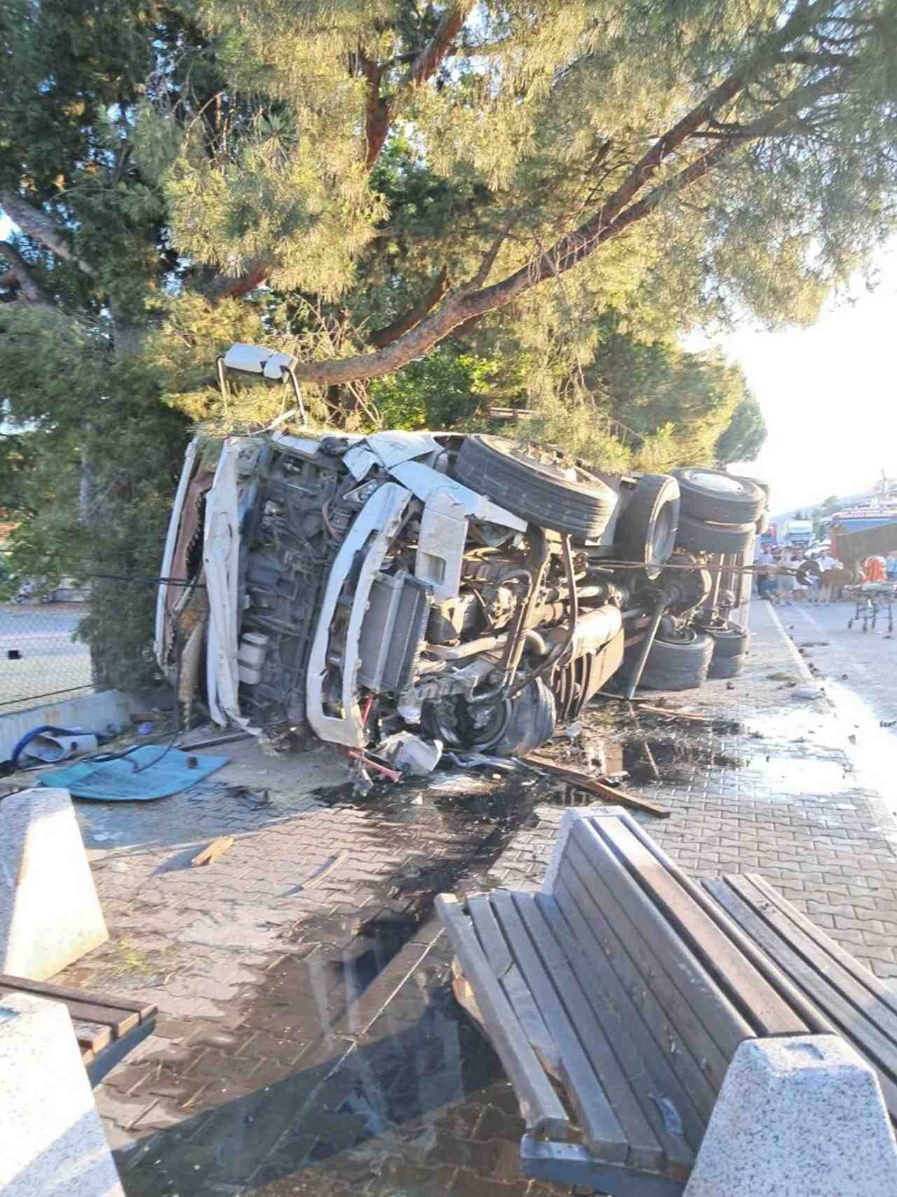 Çanakkale’nin Ayvacık ilçesine bağlı Küçükkuyu Beldesi’nde freni patlayan talaş yüklü