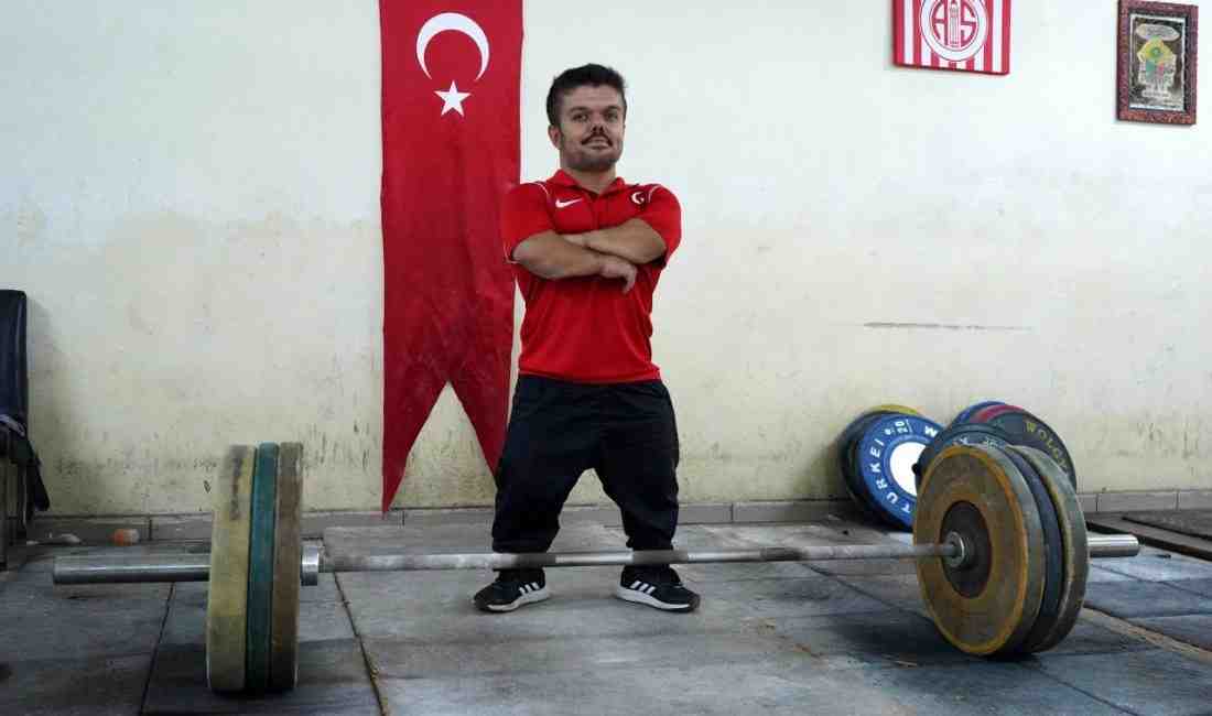 Antalya’da yaşayan ve 1,35 metre boyuyla dikkat çeken bedensel engelli