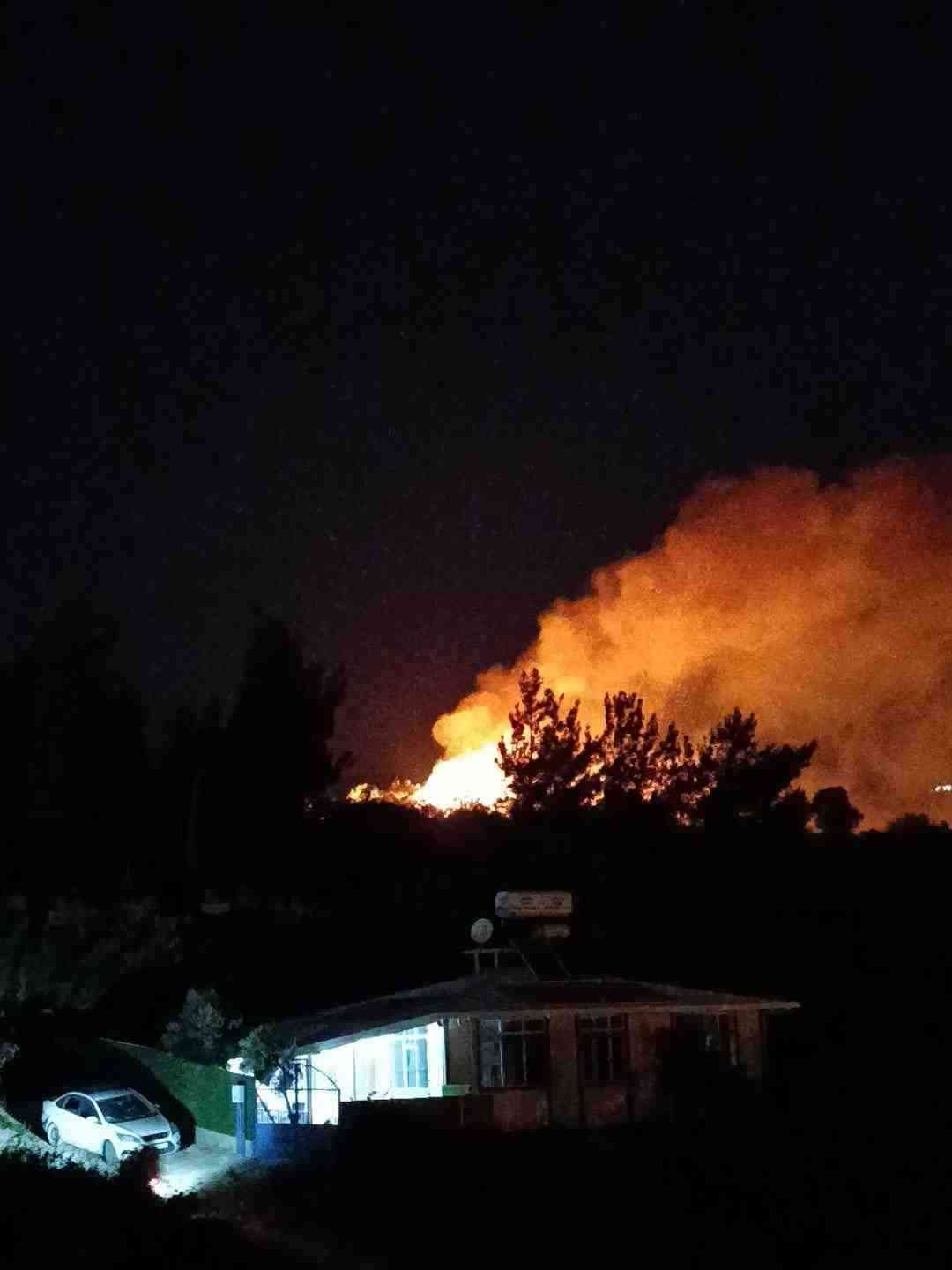 Hatay’ın Samandağ ilçesinde gece saatlerinde makilik alanda çıkan yangın, itfaiye