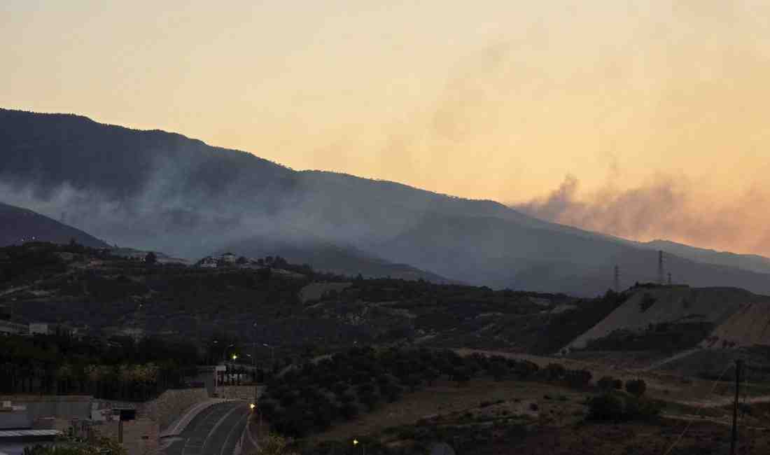 Hatay’da Orman Yangını 3 Mahalleyi Etkiledi: 1800 Kişi Tahliye Edildi Hatay’ın merkez Antakya ilçesine bağlı Karaali Mahallesi’nde dün öğle saatlerinde