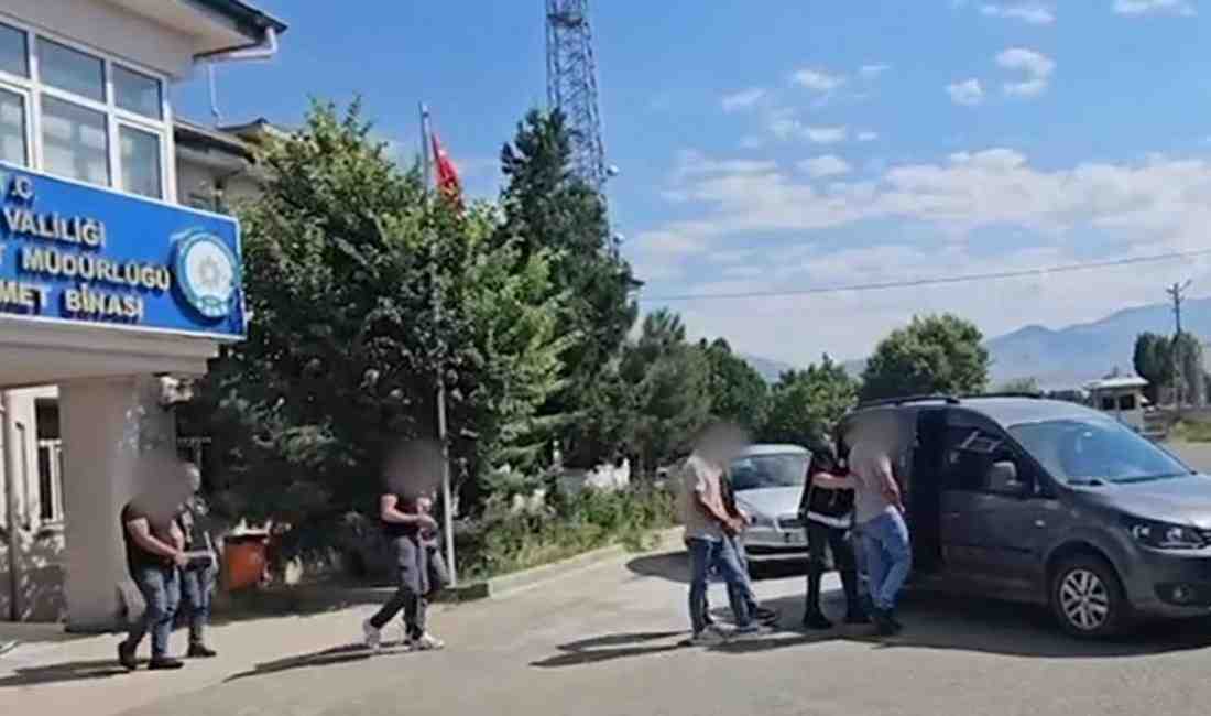 Iğdır ve Kayseri’de ‘Topraktan Daire’ Dolandırıcılığı: 5 Tutuklamak operasyonu; 5 tutuklama Aynı Daireyi Birden Fazla Kişiye SattılarIğdır ve Kayseri’de düzenlenen eş