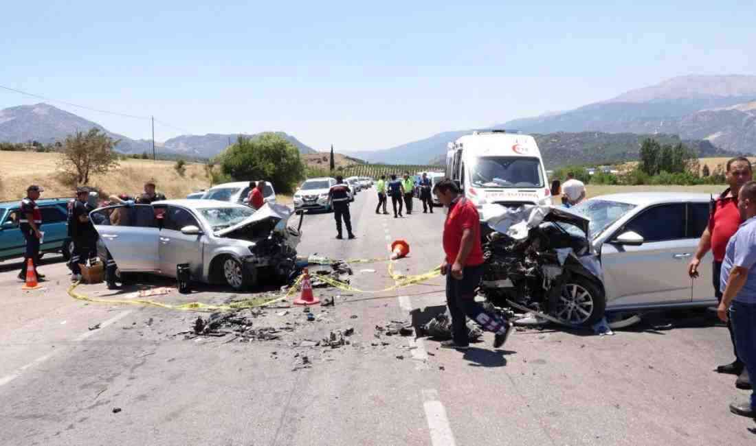 Kafa Kafaya ÇarpıştılarIsparta-Konya kara yolunda meydana gelen trafik kazasında iki