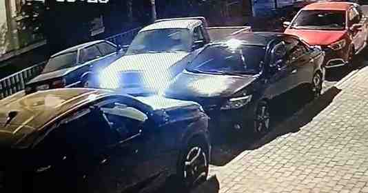 İstanbul Avcılar’da gece saatlerinde kamyonet sürücüsü, dönüş yaptığı sırada park